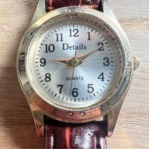 Details ladies gold tone fashion watch NEW BATTERY
